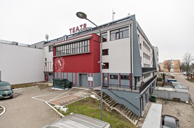 Teatr nasz widać ogromny