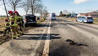 Wyprzedzała i spowodowała kolizję