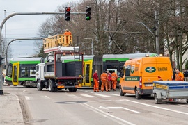 Wykolejony tramwaj na Bema. Ulica była nieprzejezdna