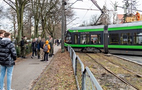 Wykolejony tramwaj na Bema. Ulica była nieprzejezdna