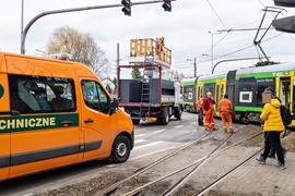 Wykolejony tramwaj na Bema. Ulica była nieprzejezdna