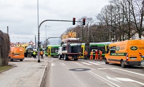 Wykolejony tramwaj na Bema. Ulica była nieprzejezdna