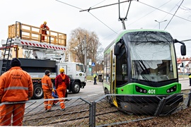 Wykolejony tramwaj na Bema. Ulica była nieprzejezdna