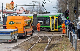 Wykolejony tramwaj na Bema. Ulica była nieprzejezdna