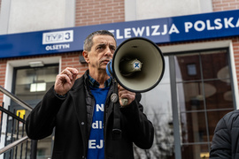 \"To, co się dzieje w telewizji publicznej, to niestety zakrawa na dramat\"