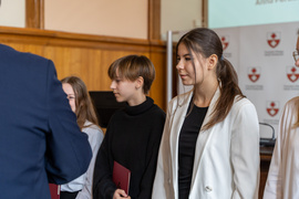 Prezydent rozdał stypendia