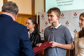 Prezydent rozdał stypendia