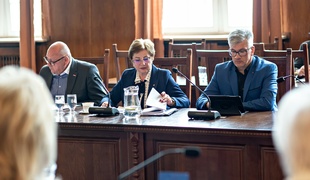 Emocje wokół portu na sesji. Mieszkaniec wyprowadzony przez strażników