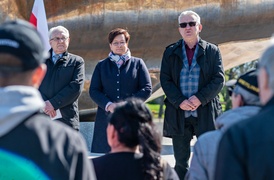 Przy pomniku o polityce