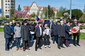 Przy pomniku o polityce