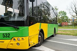 Zderzenie miejskiego autobusu z osobówką