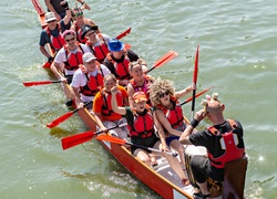 Smocza rywalizacja z kąpielą w rzece