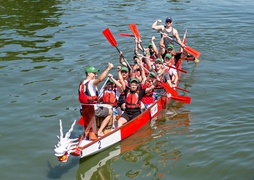 Smocza rywalizacja z kąpielą w rzece Smocza rywalizacja z kąpielą w rzece