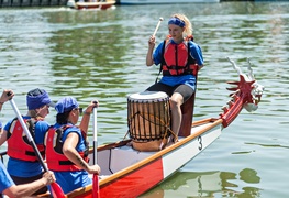 Smocza rywalizacja z kąpielą w rzece