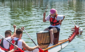 Smocza rywalizacja z kąpielą w rzece