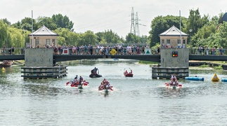 Smocza rywalizacja z kąpielą w rzece Smocza rywalizacja z kąpielą w rzece