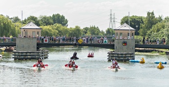 Smocza rywalizacja z kąpielą w rzece