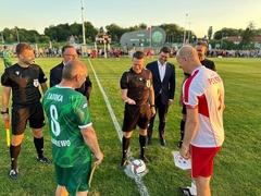 Mecz gwiazd przy sztucznym świetle. Braniewo wita na nowym stadionie
