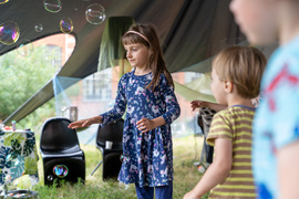 Obiad i kolacja na trawie w obiektywie