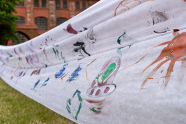 Obiad i kolacja na trawie w obiektywie