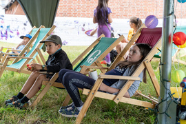 Obiad i kolacja na trawie w obiektywie