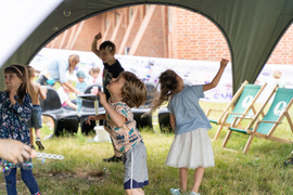 Obiad i kolacja na trawie w obiektywie