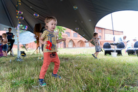 Obiad i kolacja na trawie w obiektywie