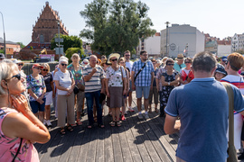 Z przewodnikiem poznawali początki historii miasta