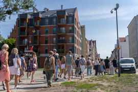 Z przewodnikiem poznawali początki historii miasta