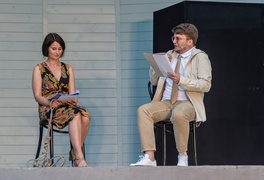 Z aniołami przy leśnym stoliku