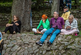 Z aniołami przy leśnym stoliku