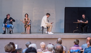 Z aniołami przy leśnym stoliku