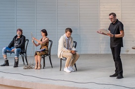 Z aniołami przy leśnym stoliku