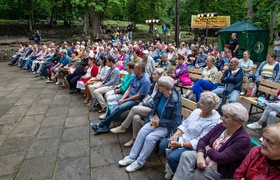 Z aniołami przy leśnym stoliku