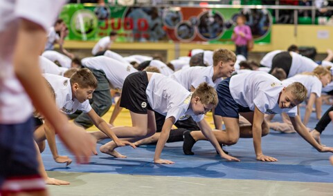 Waldemar Legień  uczy rzucać