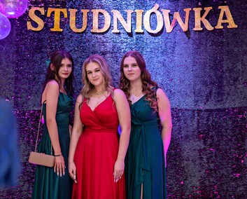 Trochę więcej niż sto, ale kto by tam liczył. Studniówka III LO w Elblągu