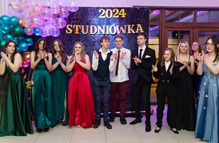 Trochę więcej niż sto, ale kto by tam liczył. Studniówka III LO w Elblągu