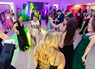 Trochę więcej niż sto, ale kto by tam liczył. Studniówka III LO w Elblągu