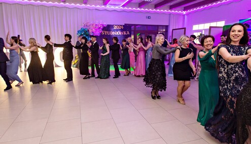 Trochę więcej niż sto, ale kto by tam liczył. Studniówka III LO w Elblągu