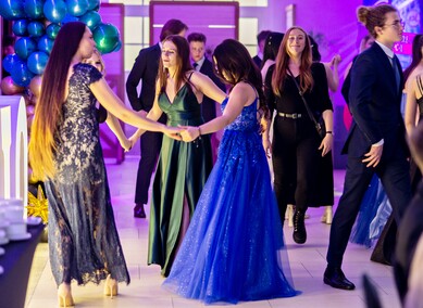 Trochę więcej niż sto, ale kto by tam liczył. Studniówka III LO w Elblągu