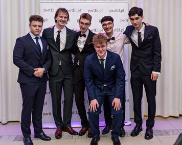 Trochę więcej niż sto, ale kto by tam liczył. Studniówka III LO w Elblągu