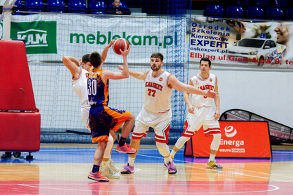 Trójeczka postawiła się Elbasketowi