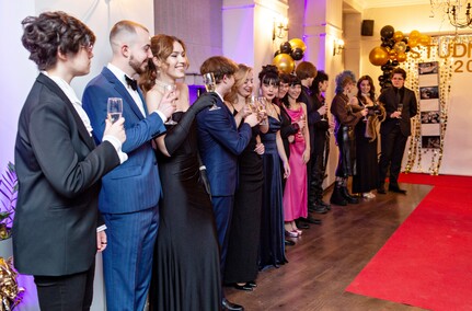 W życiu piękne są chwile. Studniówka LSP