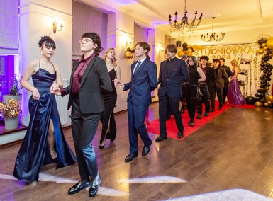 W życiu piękne są chwile. Studniówka LSP