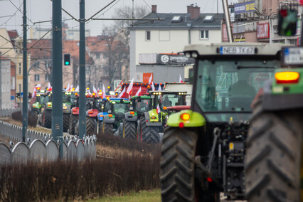 \"Potrzebujemy konkretnych rozwiązań\". Rolnicy protestowali na ulicach Elbląga \"Potrzebujemy konkretnych rozwiązań\". Rolnicy protestowali na ulicach Elbląga