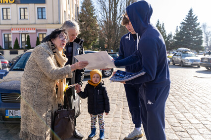 Żółto-biało-niebieski Dzień Kobiet