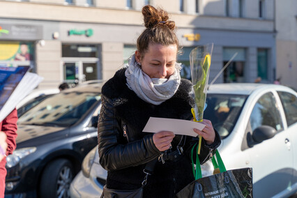 Żółto-biało-niebieski Dzień Kobiet