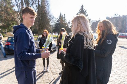 Żółto-biało-niebieski Dzień Kobiet