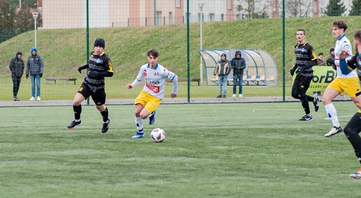 Rezerwy wygrywają w śniegu