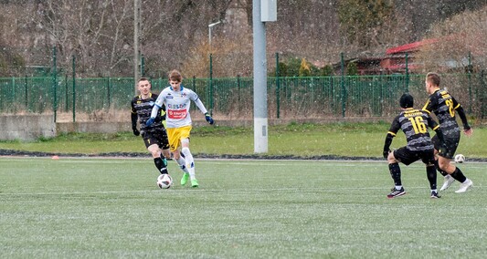 Rezerwy wygrywają w śniegu